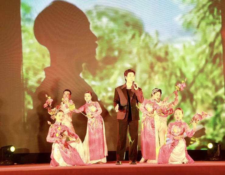 Xúc động chương trình nghệ thuật “Mùa sen nhớ Bác”- Ảnh 3.