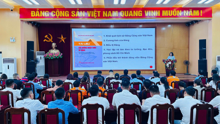 Khai giảng lớp bồi dưỡng nhận thức về Đảng khóa IV/2026 tại Trung tâm Chính trị phường Tây Hồ- Ảnh 2.