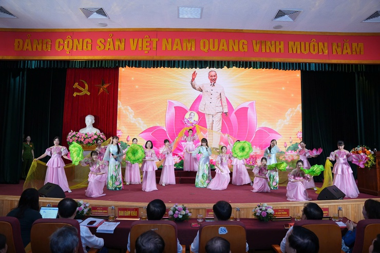 Phường Việt Hưng tổ chức thành công Chung khảo Hội thi Báo cáo viên, tuyên truyền viên giỏi năm 2026- Ảnh 18.