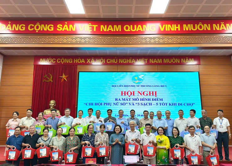 Hội LHPN phường ra mắt mô hình điểm “Chi hội phụ nữ số” và mô hình “3 sạch – 5 tốt khi đi chợ”.- Ảnh 4.