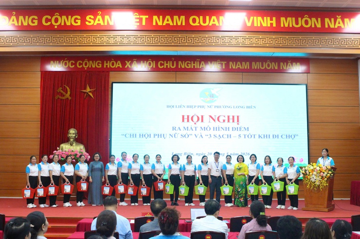 Hội LHPN phường ra mắt mô hình điểm “Chi hội phụ nữ số” và mô hình “3 sạch – 5 tốt khi đi chợ”.- Ảnh 3.