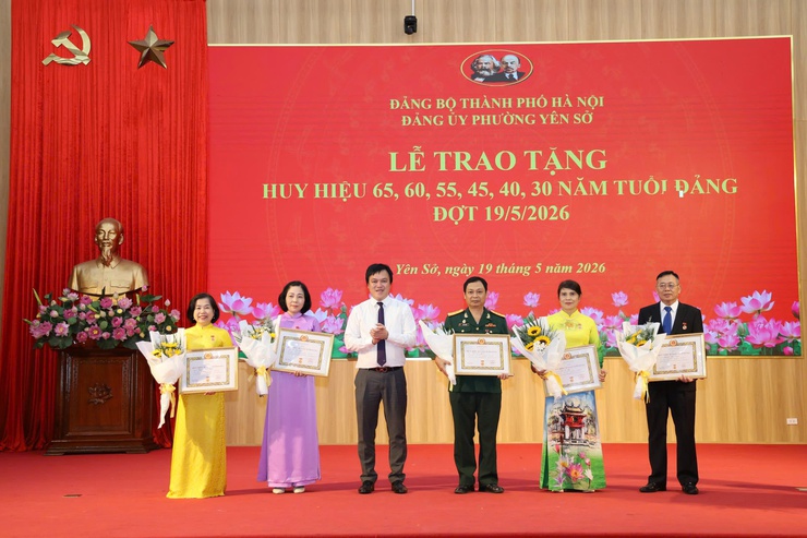 Đảng ủy phường Yên Sở  tổ chức Lễ trao Huy hiệu Đảng 65, 60, 55, 45, 40 và 30 năm tuổi Đảng đợt 19/5/2026 cho các đồng chí đảng viên thuộc Đảng bộ phường- Ảnh 4.