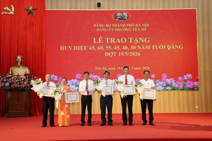 Đảng ủy phường Yên Sở  tổ chức Lễ trao Huy hiệu Đảng 65, 60, 55, 45, 40 và 30 năm tuổi Đảng đợt 19/5/2026 cho các đồng chí đảng viên thuộc Đảng bộ phường- Ảnh 3.
