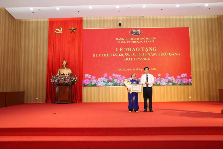 Đảng ủy phường Yên Sở  tổ chức Lễ trao Huy hiệu Đảng 65, 60, 55, 45, 40 và 30 năm tuổi Đảng đợt 19/5/2026 cho các đồng chí đảng viên thuộc Đảng bộ phường- Ảnh 2.