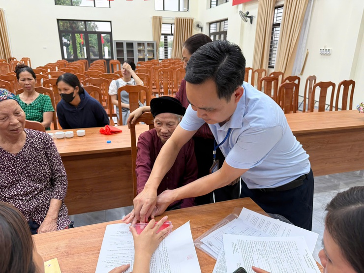 Ủy ban nhân dân xã Hát Môn phối hợp với Trung tâm phục vụ hành chính công thành phố Hà Nội – Chi nhánh số 9 hỗ trợ thủ tục hành chính tại cơ sở- Ảnh 1.