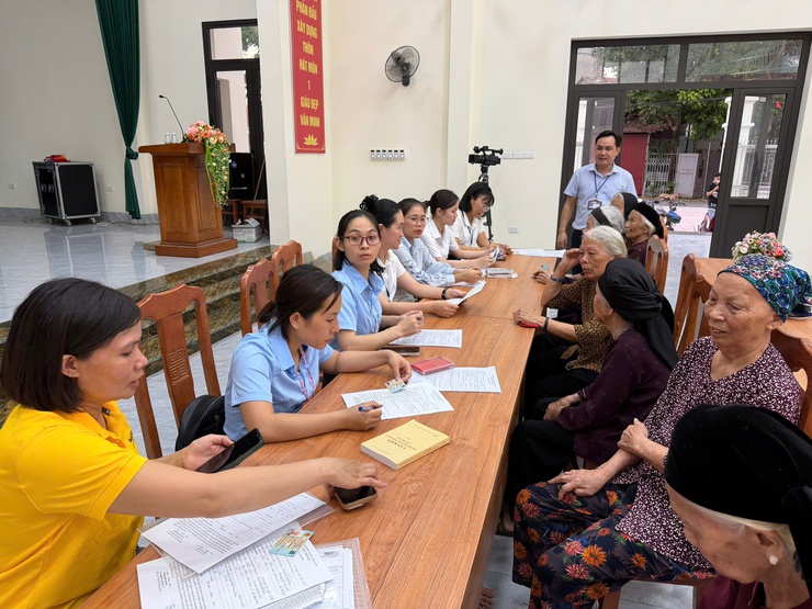 Ủy ban nhân dân xã Hát Môn phối hợp với Trung tâm phục vụ hành chính công thành phố Hà Nội – Chi nhánh số 9 hỗ trợ thủ tục hành chính tại cơ sở- Ảnh 2.