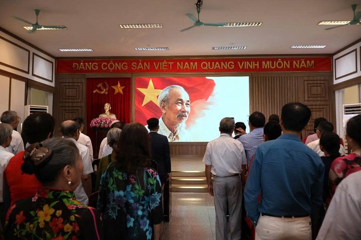 Đảng ủy phường Đông Ngạc tổ chức Lễ kỷ niệm 136 năm ngày sinh Chủ tịch Hồ Chí Minh và trao tặng Huy hiệu Đảng đợt 19/5/2026- Ảnh 2.