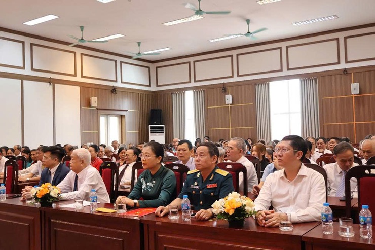 Đảng ủy phường Đông Ngạc tổ chức Lễ kỷ niệm 136 năm ngày sinh Chủ tịch Hồ Chí Minh và trao tặng Huy hiệu Đảng đợt 19/5/2026- Ảnh 5.