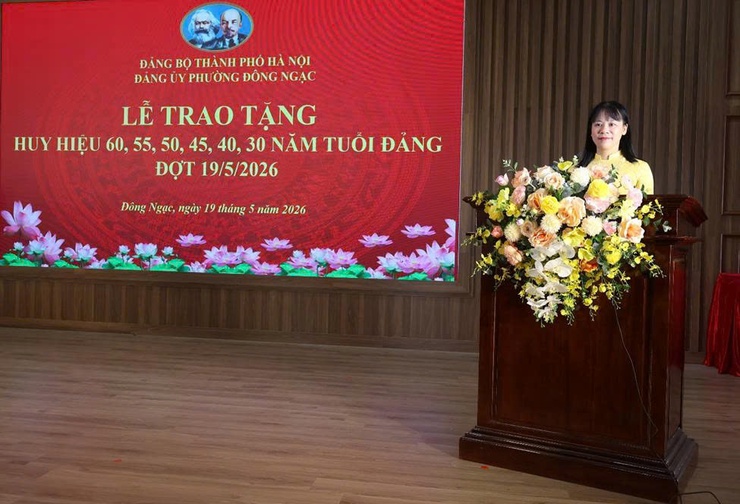 Đảng ủy phường Đông Ngạc tổ chức Lễ kỷ niệm 136 năm ngày sinh Chủ tịch Hồ Chí Minh và trao tặng Huy hiệu Đảng đợt 19/5/2026- Ảnh 6.
