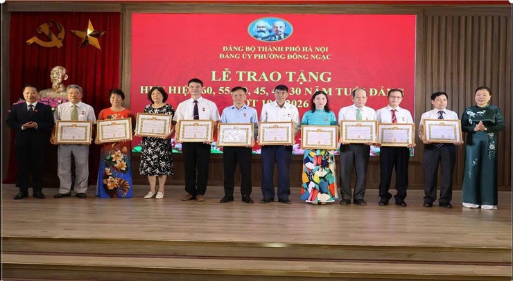 Đảng ủy phường Đông Ngạc tổ chức Lễ kỷ niệm 136 năm ngày sinh Chủ tịch Hồ Chí Minh và trao tặng Huy hiệu Đảng đợt 19/5/2026- Ảnh 8.