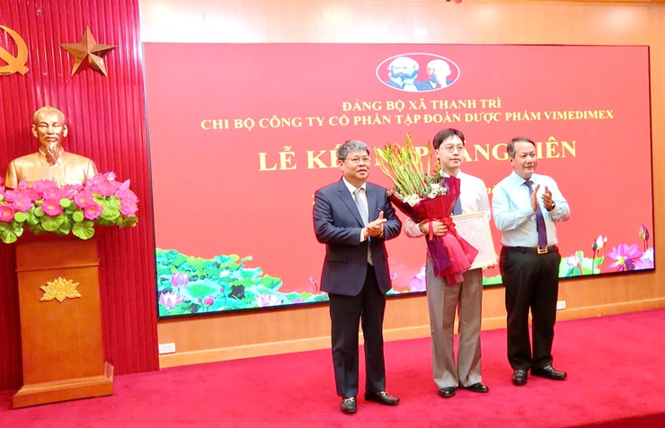 Kết nạp Đảng cho chủ doanh nghiệp tiêu biểu trên địa bàn xã Thanh Trì- Ảnh 3.