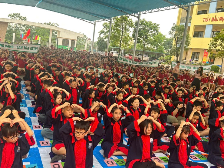 Hội thi Rung chuông vàng “Tìm hiểu kiến thức về An toàn thực phẩm” tại trường Tiểu học Thăng Long- Ảnh 7.