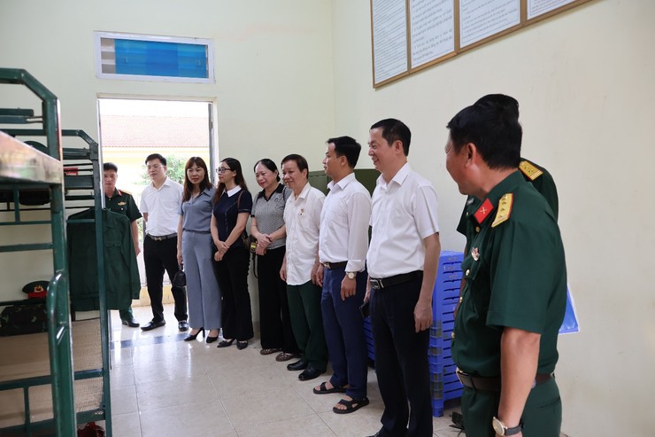 Lãnh đạo phường Đông Ngạc thăm, động viên, tặng quà tân binh nhập ngũ năm 2026- Ảnh 2.