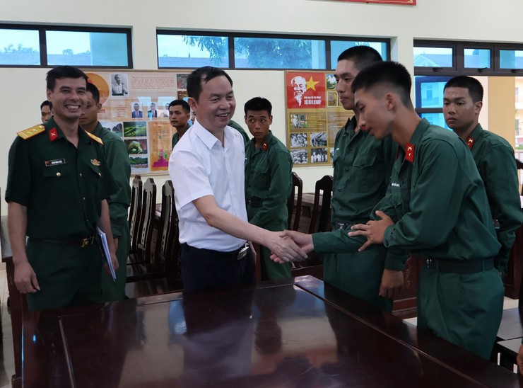 Lãnh đạo phường Đông Ngạc thăm, động viên, tặng quà tân binh nhập ngũ năm 2026- Ảnh 8.