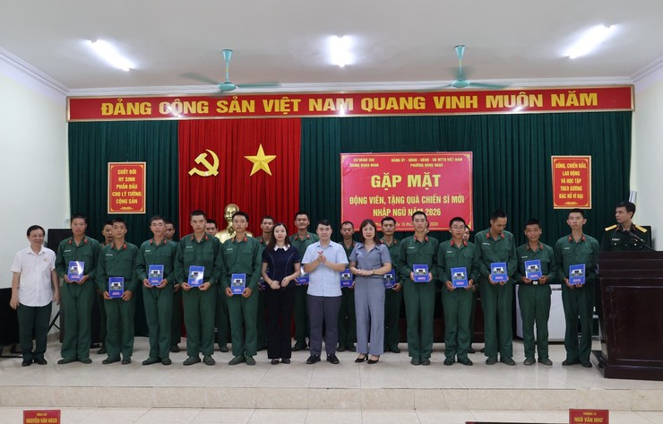 Lãnh đạo phường Đông Ngạc thăm, động viên, tặng quà tân binh nhập ngũ năm 2026- Ảnh 10.