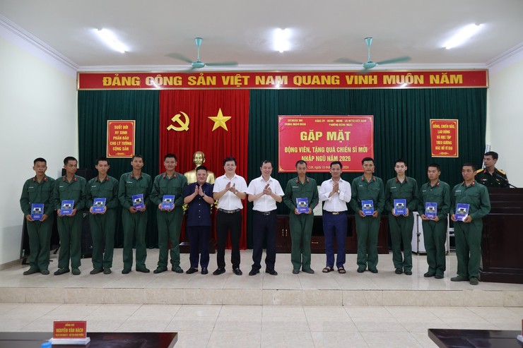 Lãnh đạo phường Đông Ngạc thăm, động viên, tặng quà tân binh nhập ngũ năm 2026- Ảnh 11.