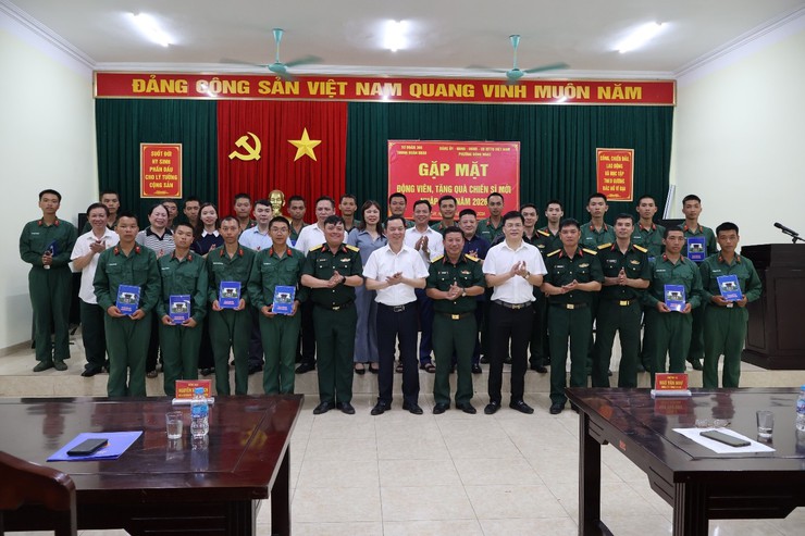 Lãnh đạo phường Đông Ngạc thăm, động viên, tặng quà tân binh nhập ngũ năm 2026- Ảnh 12.