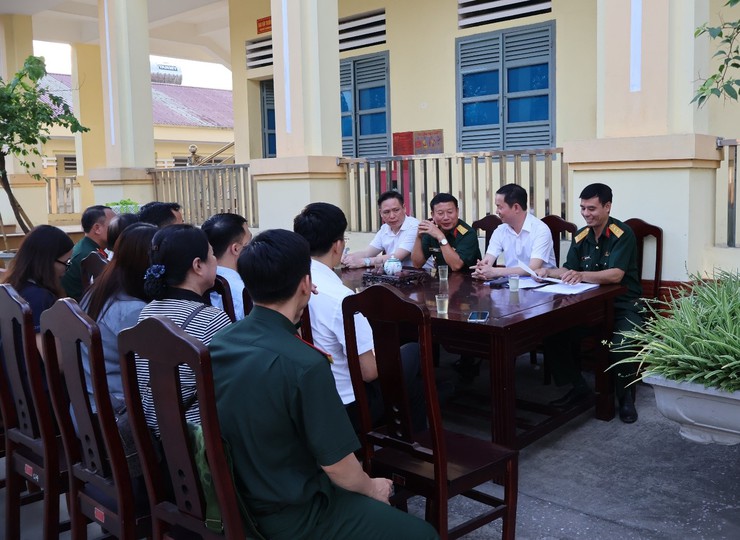 Lãnh đạo phường Đông Ngạc thăm, động viên, tặng quà tân binh nhập ngũ năm 2026- Ảnh 1.