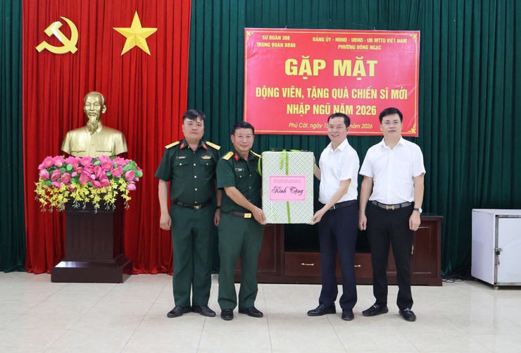 Lãnh đạo phường Đông Ngạc thăm, động viên, tặng quà tân binh nhập ngũ năm 2026- Ảnh 9.