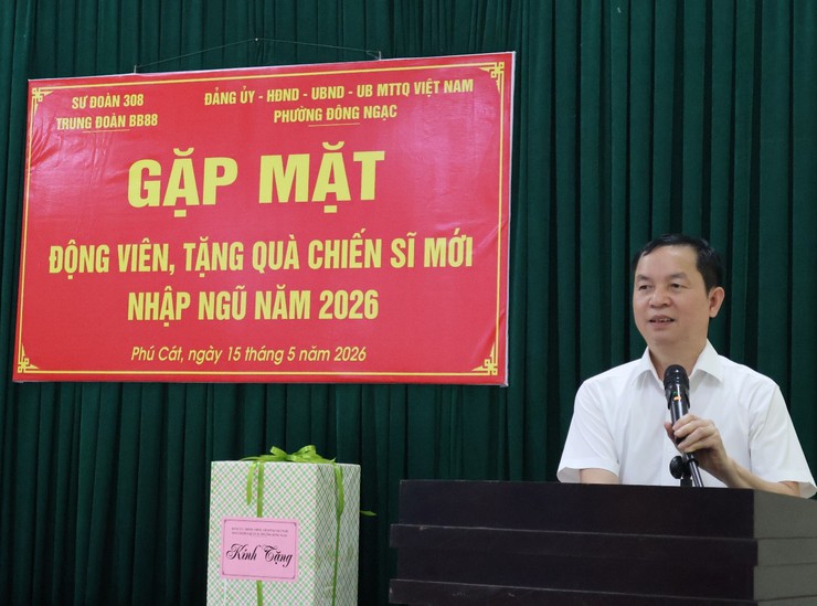 Lãnh đạo phường Đông Ngạc thăm, động viên, tặng quà tân binh nhập ngũ năm 2026- Ảnh 6.