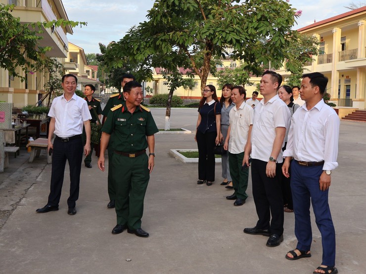 Lãnh đạo phường Đông Ngạc thăm, động viên, tặng quà tân binh nhập ngũ năm 2026- Ảnh 3.