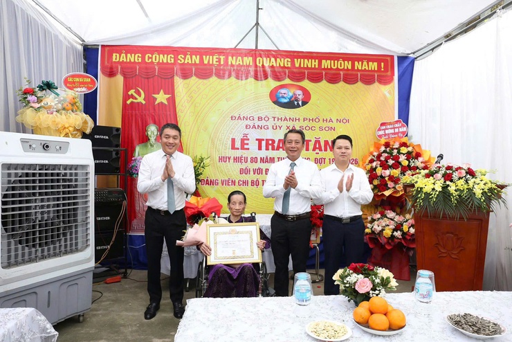 ĐẢNG ỦY XÃ SÓC SƠN TRAO HUY HIỆU 80 NĂM TUỔI ĐẢNG CHO ĐẢNG VIÊN CHU THỊ ĐỨC- Ảnh 2.