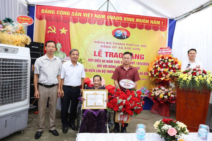 ĐẢNG ỦY XÃ SÓC SƠN TRAO HUY HIỆU 80 NĂM TUỔI ĐẢNG CHO ĐẢNG VIÊN CHU THỊ ĐỨC- Ảnh 3.