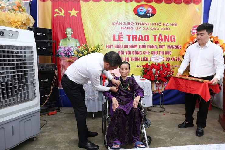 ĐẢNG ỦY XÃ SÓC SƠN TRAO HUY HIỆU 80 NĂM TUỔI ĐẢNG CHO ĐẢNG VIÊN CHU THỊ ĐỨC- Ảnh 1.
