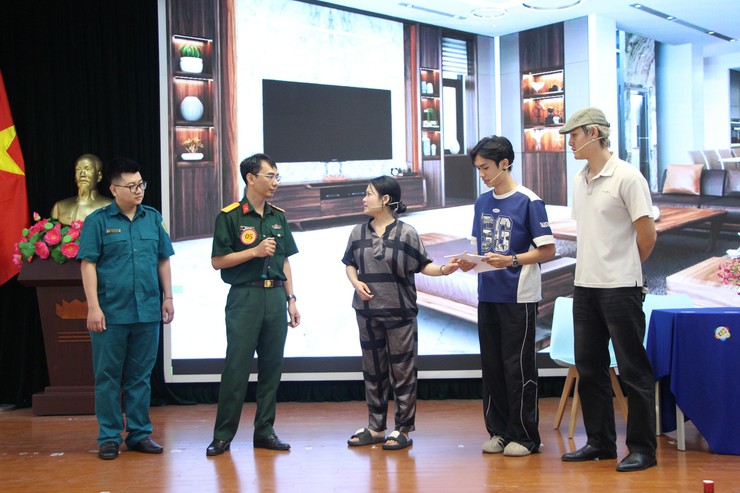 Chung khảo Hội thi “Báo cáo viên, tuyên truyền viên giỏi” phường Giảng Võ năm 2026 

- Ảnh 6.