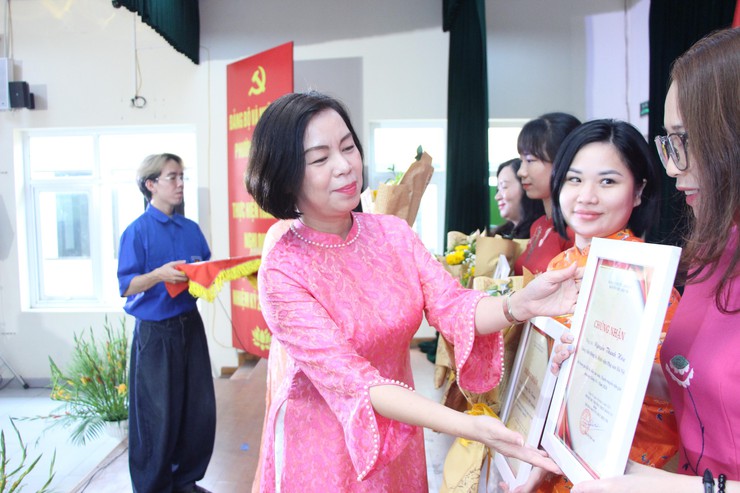 Chung khảo Hội thi “Báo cáo viên, tuyên truyền viên giỏi” phường Giảng Võ năm 2026 

- Ảnh 3.