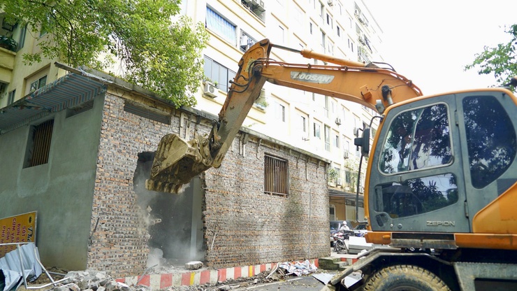Phường Từ Liêm tổ chức cưỡng chế phá dỡ các công trình vi phạm đất đai- Ảnh 2.