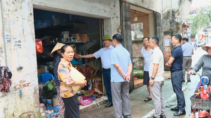 PHÚC THỌ: KIÊN QUYẾT THÁO GỠ CÁC "ĐIỂM NGHẼN" TẠI KHU VỰC CHỢ ME- Ảnh 1.