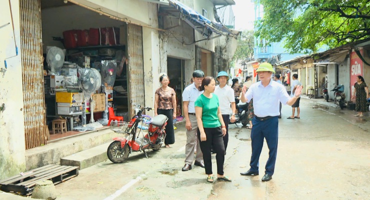 PHÚC THỌ: KIÊN QUYẾT THÁO GỠ CÁC "ĐIỂM NGHẼN" TẠI KHU VỰC CHỢ ME- Ảnh 2.