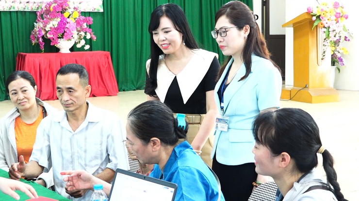 VẬN HÀNH MÔ HÌNH "TỔ HÀNH CHÍNH CÔNG XUNG KÍCH": MANG DỊCH VỤ CÔNG ĐẾN GẦN NGƯỜI CÓ CÔNG, GIA ĐÌNH CHÍNH SÁCH VÀ NGƯỜI YẾU THẾ TẠI XÃ DÂN HÒA- Ảnh 3.