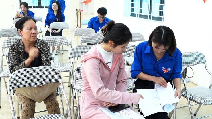 VẬN HÀNH MÔ HÌNH "TỔ HÀNH CHÍNH CÔNG XUNG KÍCH": MANG DỊCH VỤ CÔNG ĐẾN GẦN NGƯỜI CÓ CÔNG, GIA ĐÌNH CHÍNH SÁCH VÀ NGƯỜI YẾU THẾ TẠI XÃ DÂN HÒA- Ảnh 9.