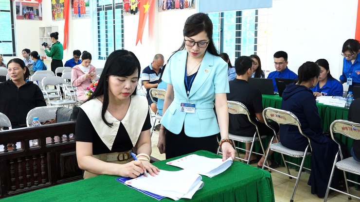 VẬN HÀNH MÔ HÌNH "TỔ HÀNH CHÍNH CÔNG XUNG KÍCH": MANG DỊCH VỤ CÔNG ĐẾN GẦN NGƯỜI CÓ CÔNG, GIA ĐÌNH CHÍNH SÁCH VÀ NGƯỜI YẾU THẾ TẠI XÃ DÂN HÒA- Ảnh 7.