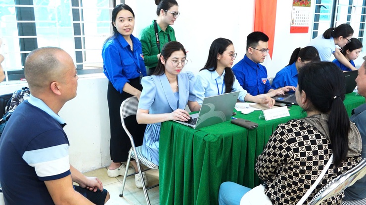 VẬN HÀNH MÔ HÌNH "TỔ HÀNH CHÍNH CÔNG XUNG KÍCH": MANG DỊCH VỤ CÔNG ĐẾN GẦN NGƯỜI CÓ CÔNG, GIA ĐÌNH CHÍNH SÁCH VÀ NGƯỜI YẾU THẾ TẠI XÃ DÂN HÒA- Ảnh 8.