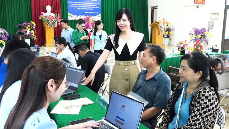 VẬN HÀNH MÔ HÌNH "TỔ HÀNH CHÍNH CÔNG XUNG KÍCH": MANG DỊCH VỤ CÔNG ĐẾN GẦN NGƯỜI CÓ CÔNG, GIA ĐÌNH CHÍNH SÁCH VÀ NGƯỜI YẾU THẾ TẠI XÃ DÂN HÒA- Ảnh 2.
