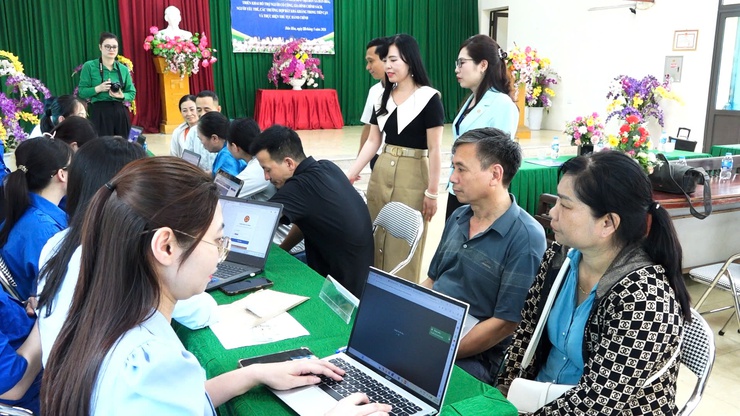 VẬN HÀNH MÔ HÌNH "TỔ HÀNH CHÍNH CÔNG XUNG KÍCH": MANG DỊCH VỤ CÔNG ĐẾN GẦN NGƯỜI CÓ CÔNG, GIA ĐÌNH CHÍNH SÁCH VÀ NGƯỜI YẾU THẾ TẠI XÃ DÂN HÒA- Ảnh 5.