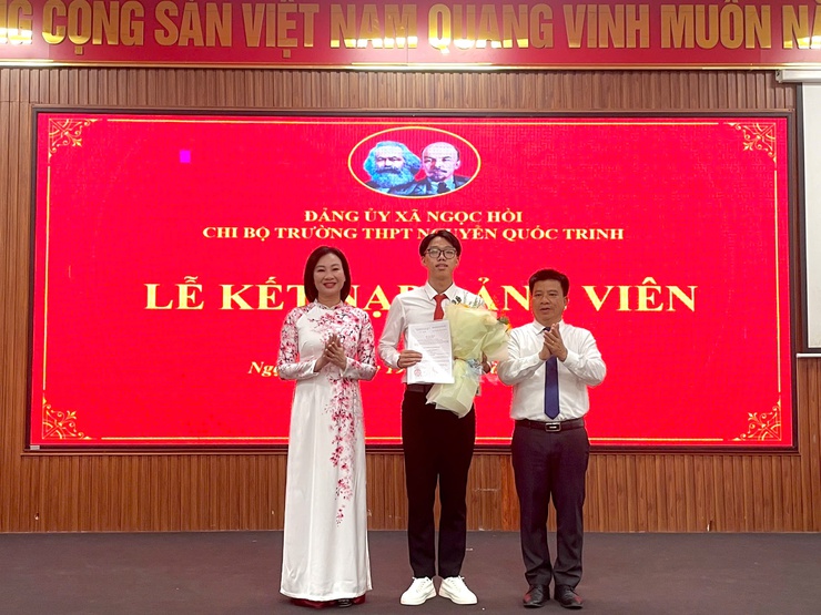Chi bộ Trường THPT Nguyễn Quốc Trinh tổ chức lễ kết nạp Đảng viên mới cho học sinh ưu tú- Ảnh 4.
