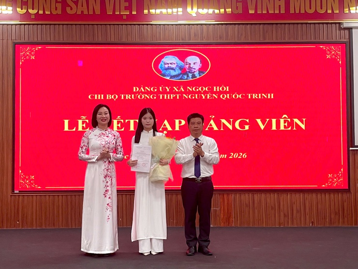 Chi bộ Trường THPT Nguyễn Quốc Trinh tổ chức lễ kết nạp Đảng viên mới cho học sinh ưu tú- Ảnh 6.