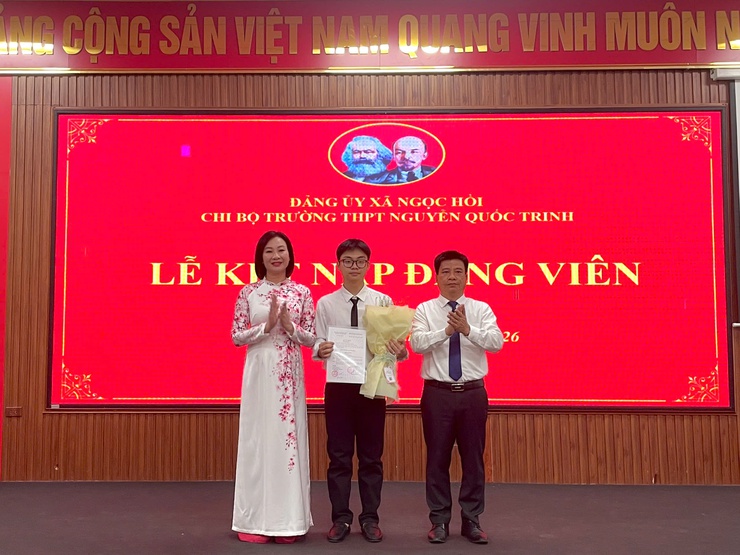 Chi bộ Trường THPT Nguyễn Quốc Trinh tổ chức lễ kết nạp Đảng viên mới cho học sinh ưu tú- Ảnh 5.