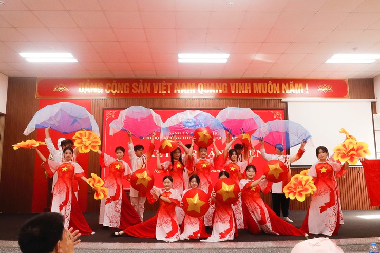 Chi bộ Trường THPT Nguyễn Quốc Trinh tổ chức lễ kết nạp Đảng viên mới cho học sinh ưu tú- Ảnh 1.