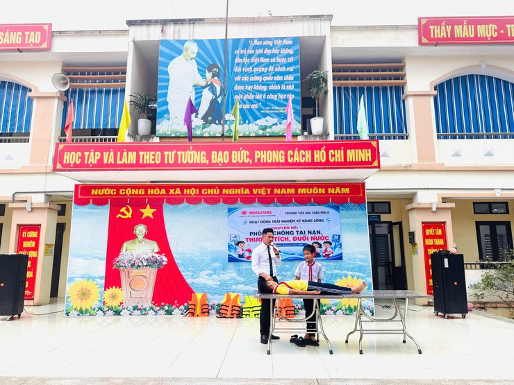 Trường Tiểu học Trần Phú A tổ chức chuyên đề “Phòng chống tai nạn thương tích, đuối nước” cho học sinh trước kỳ nghỉ hè- Ảnh 4.