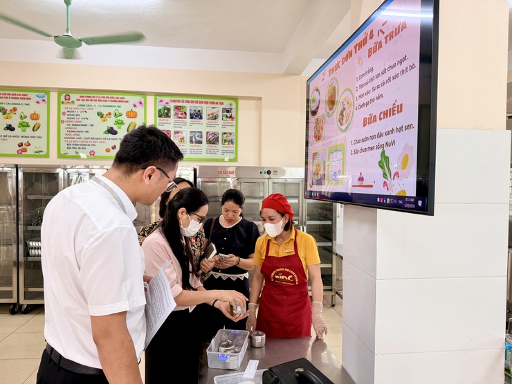 XÃ VĨNH THANH: GIÁM SÁT CÔNG TÁC BẢO ĐẢM AN TOÀN THỰC PHẨM TẠI TRƯỜNG MẦM NON HẢI BỐI- Ảnh 6.