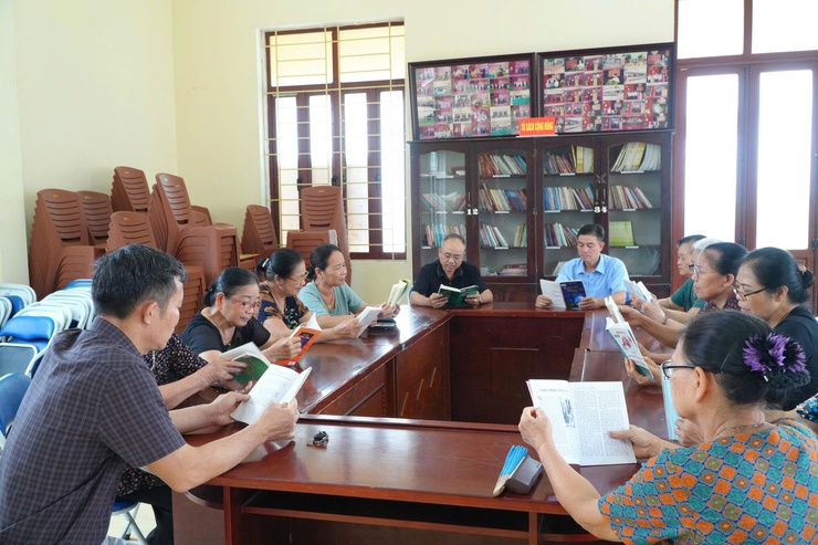 TỦ SÁCH CỘNG ĐỒNG Ở THÔN TRUNG HÒA – "ĐIỂM HẸN" KẾT NỐI TRI THỨC TỪ NHỮNG ĐIỀU GIẢN DỊ NHẤT- Ảnh 1.