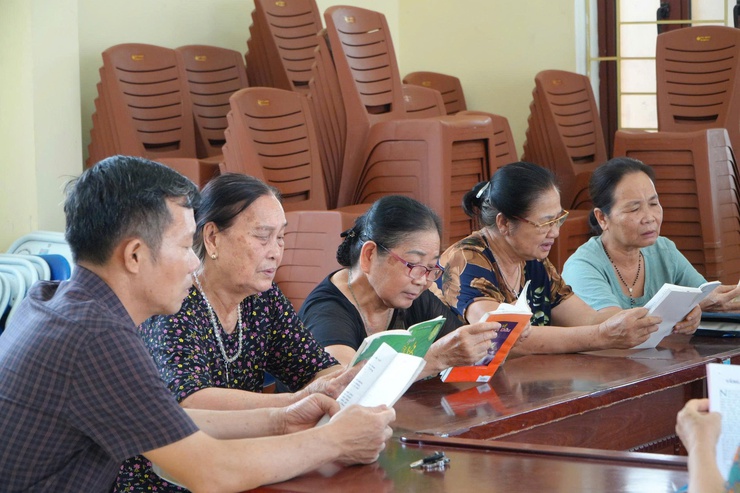 TỦ SÁCH CỘNG ĐỒNG Ở THÔN TRUNG HÒA – "ĐIỂM HẸN" KẾT NỐI TRI THỨC TỪ NHỮNG ĐIỀU GIẢN DỊ NHẤT- Ảnh 5.