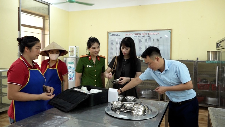 Xã Mỹ Đức tăng cường kiểm tra an toàn thực phẩm tại các bếp ăn tập thể trường học và các cơ sở cung cấp nguyên liệu thực phẩm, cơ sở chế biến suất ăn sẵn cho các trường&nbsp; học- Ảnh 35.