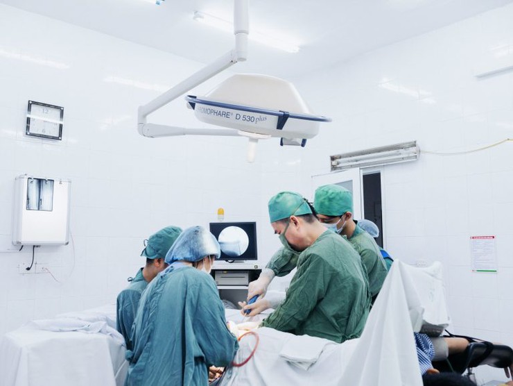 Phát hiện và xử trí kịp thời ca thủng mặt sau dạ dày hiếm gặp, nguy cơ tử vong cao- Ảnh 1.