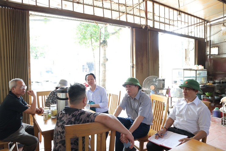 Lãnh đạo xã Phú Nghĩa trực tiếp đến các hộ gia đình đề tuyên truyền, vận động bàn giao mặt bằng Dự án cải tạo, nâng cấp Quốc lộ 6 đoạn Ba La – Xuân Mai- Ảnh 6.